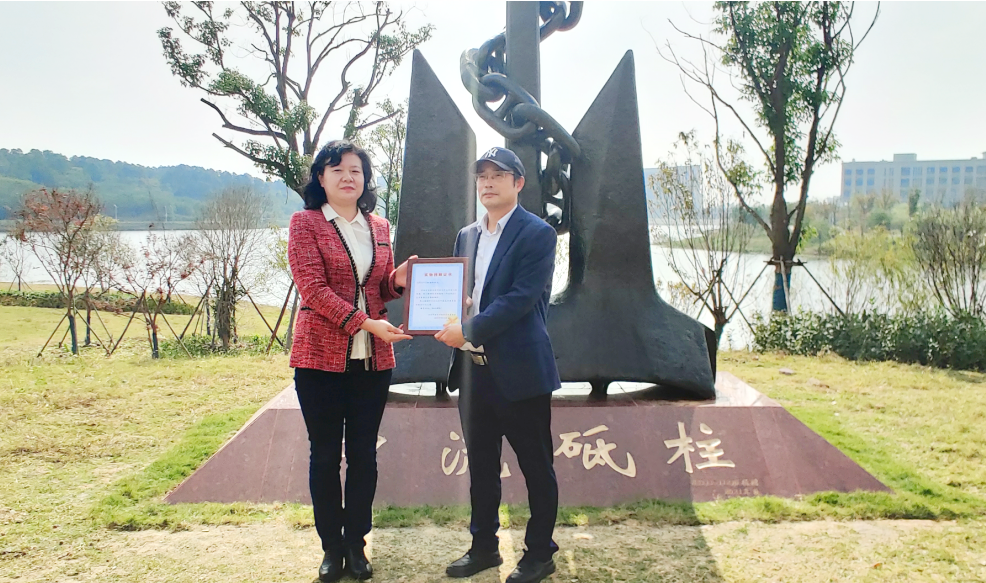 1635298949281430.png 嵇校长为校友颁发捐赠证书.png