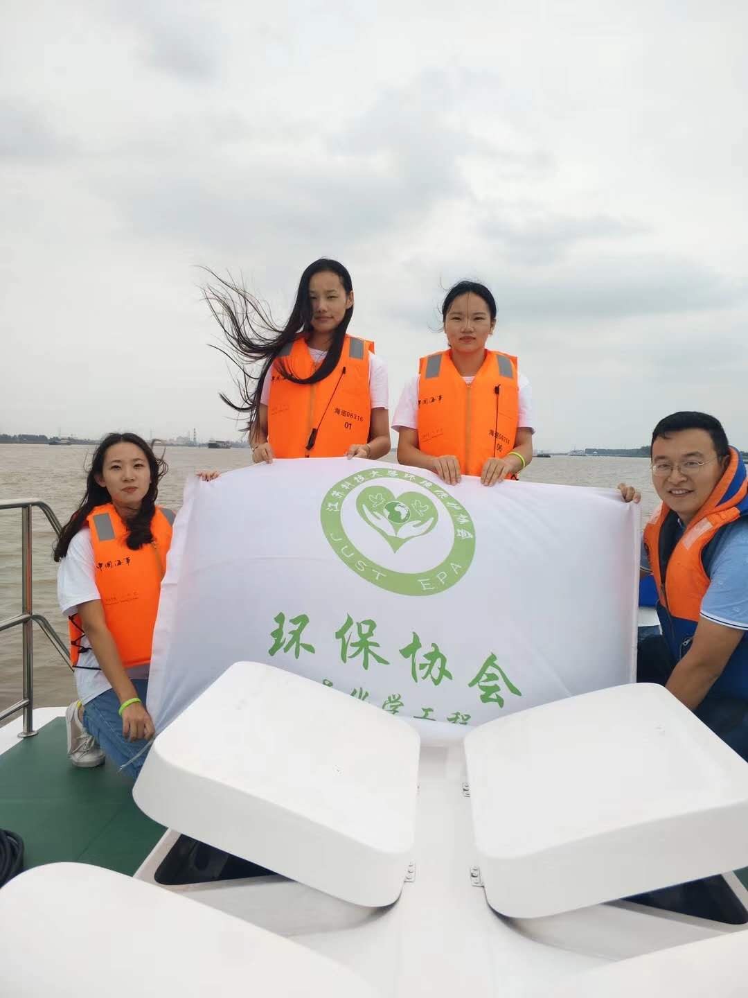 联合镇江市自来水厂开展水源地调研.jpg